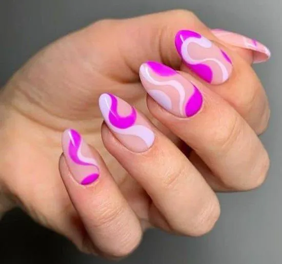 Unhas lilas decoradas.