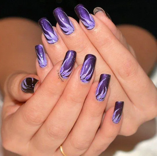 Unhas lilás com roxo.