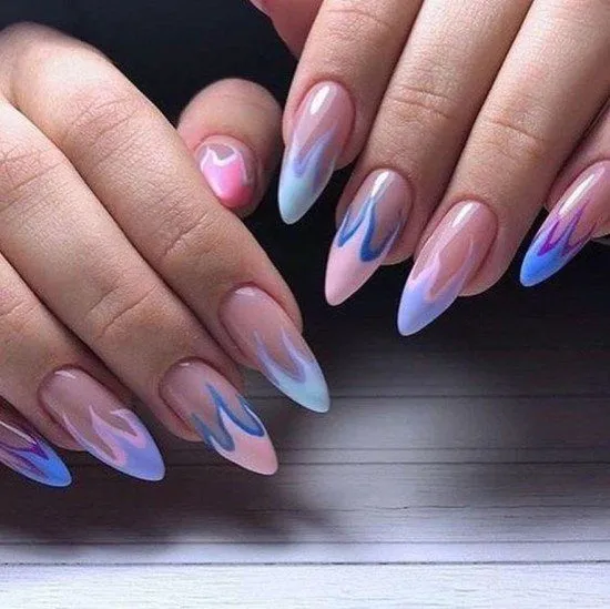 Unhas lilás aesthetic.