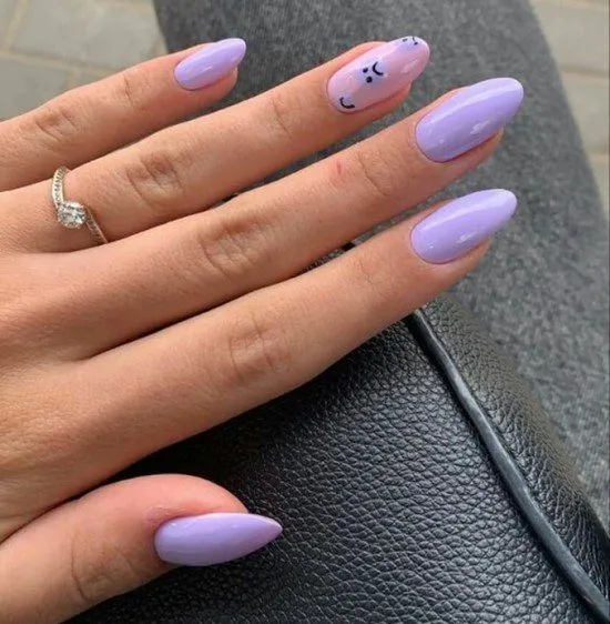 Unhas lilás decoradas.