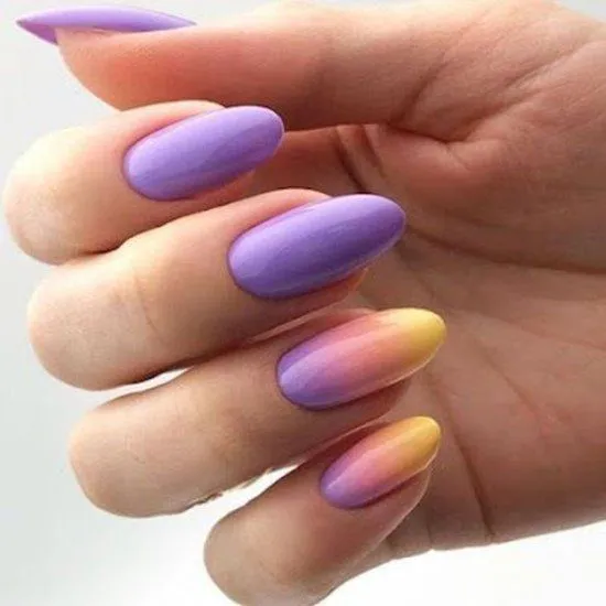 Unhas lilás aesthetic.