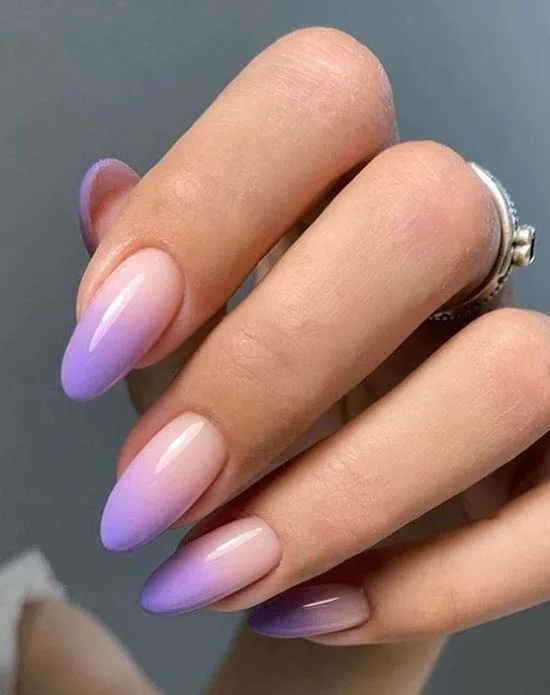 Unhas lilás decoradas.