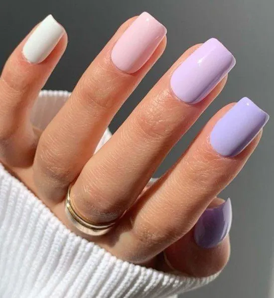 Unhas lilas com branco.