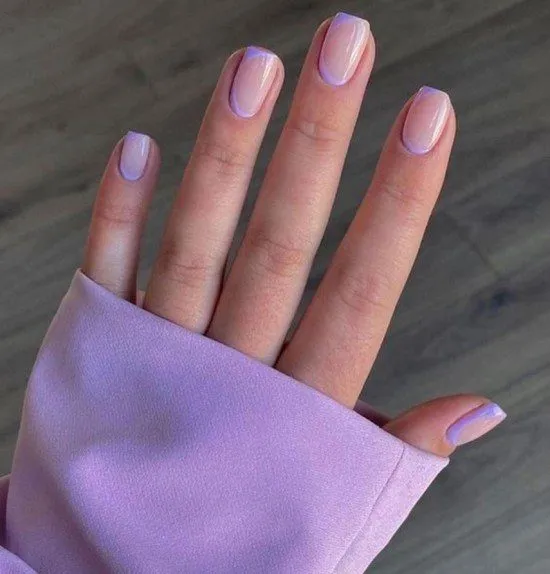 Unhas lilás delicadas.