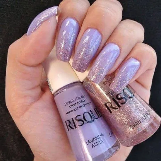 Unhas lilás decoradas com glitter.
