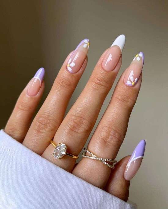 Unhas lilás decoradas.