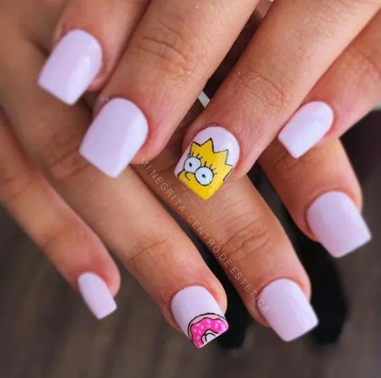 Unhas decoradas lilas.