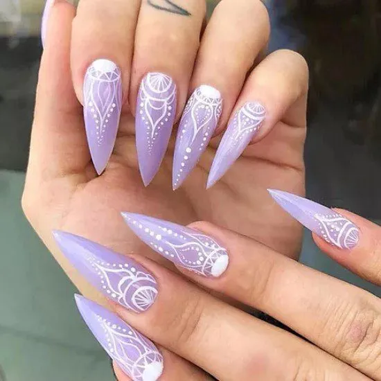 Unhas stiletto lilas.