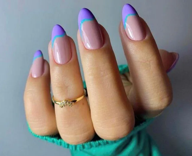 Unhas lilás decoradas.