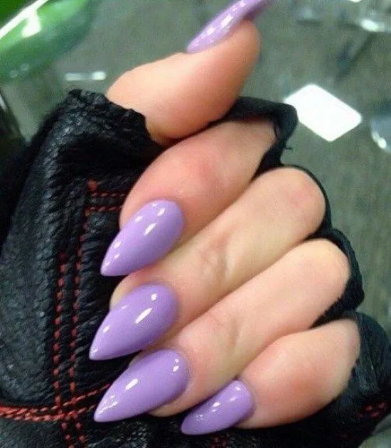 Unhas lilás stiletto.