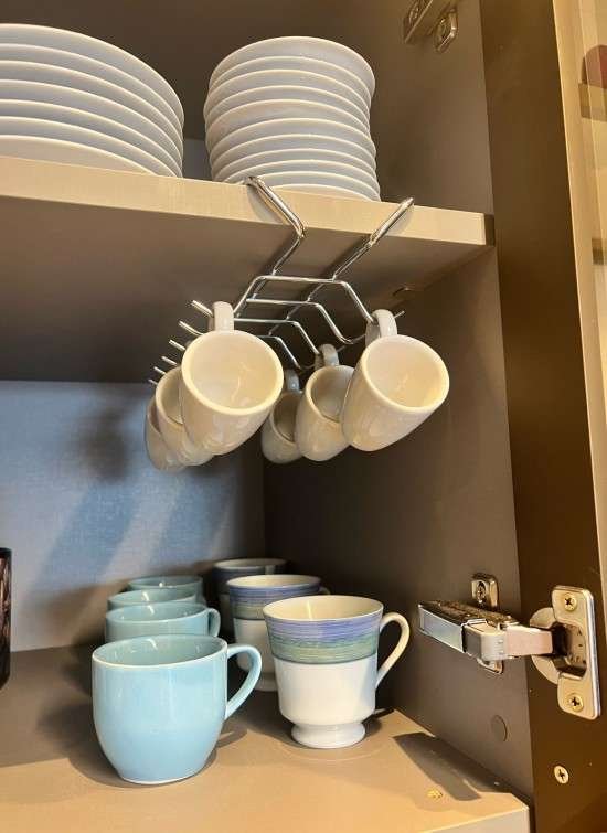 Como organizar xícaras nos armários de cozinha.