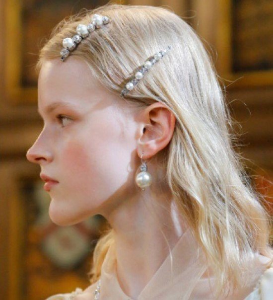 Penteado com presilhas peroladas.