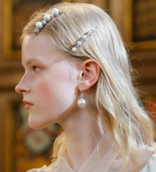 Penteado com presilhas peroladas.