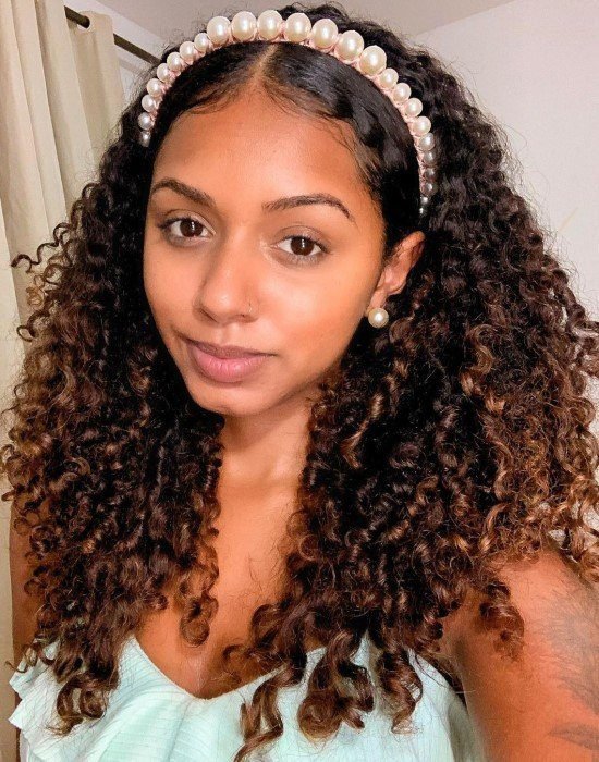 Look com tiara de pérolas.