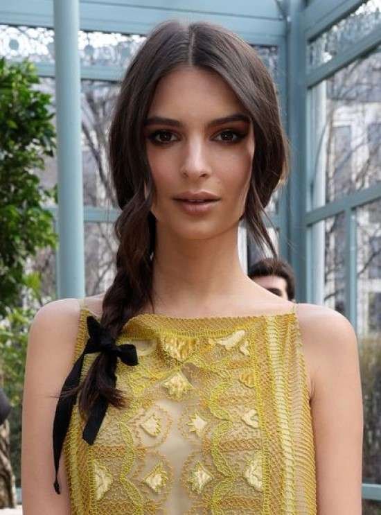 Penteado com fita.
