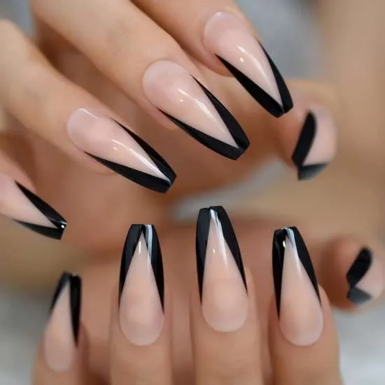 Unhas pretas decoradas.