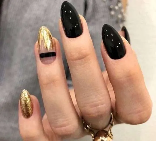 Unhas pretas com dourado.
