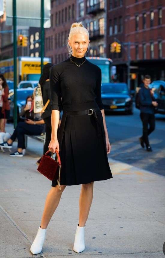 Look preto com batinhas brancas.