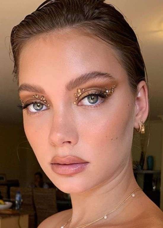 Maquiagem com strass.