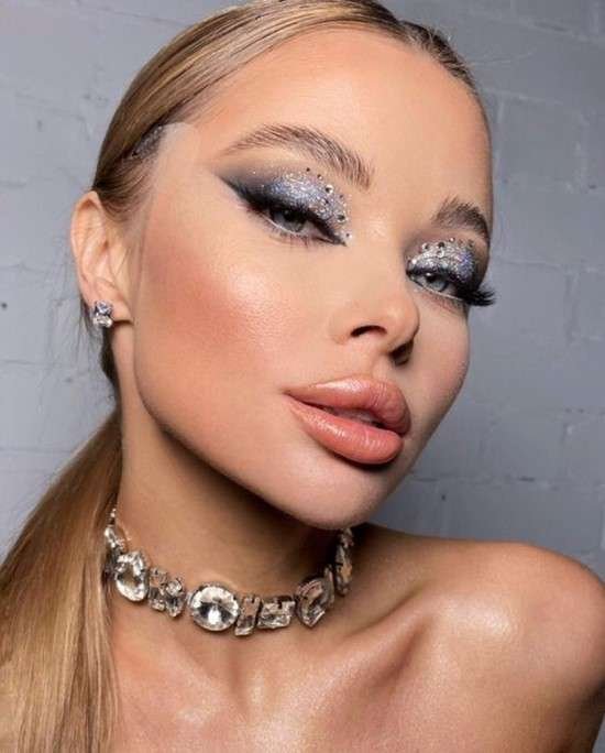 Maquiagem com strass.