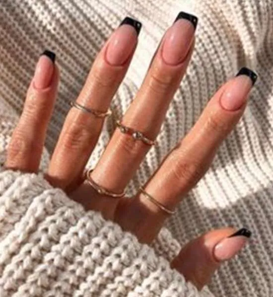Unhas pretas com francesinha.