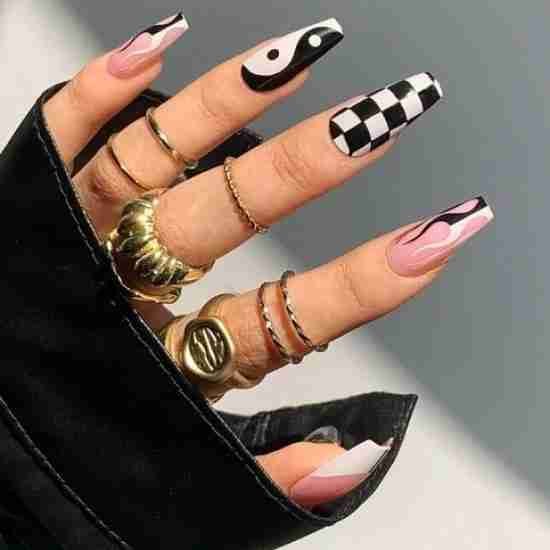 Unhas pretas e branca.