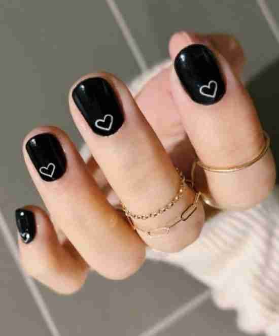 Unhas pretas e branca de coração.