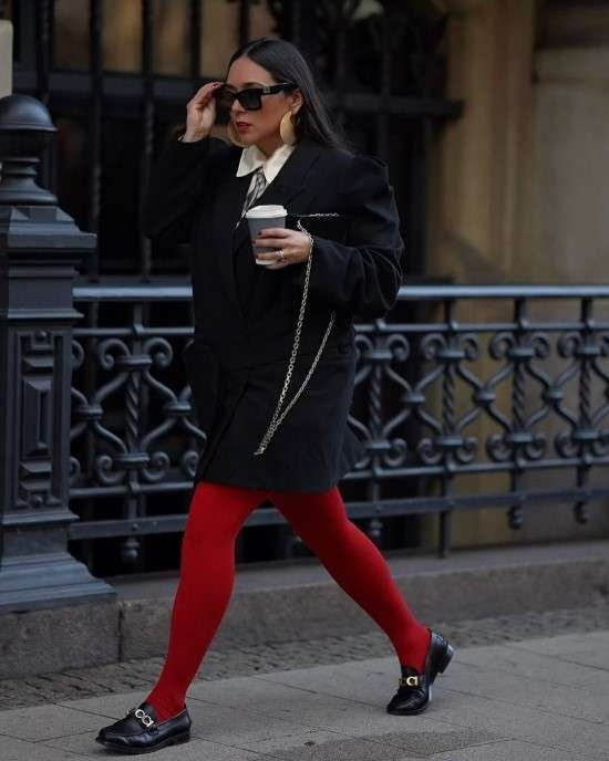 Look com meia calça vermelha.