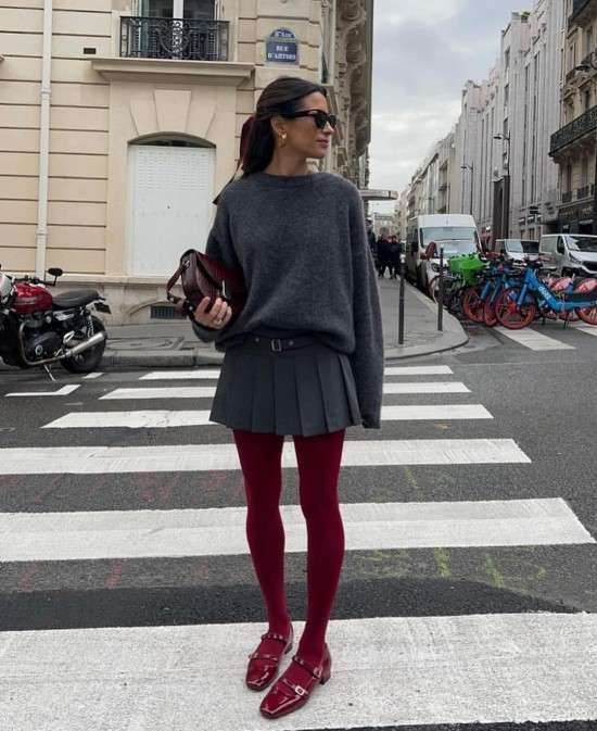 Look com meia-calça vinho.