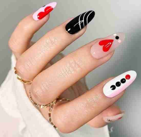 Decorações de unhas com corações.