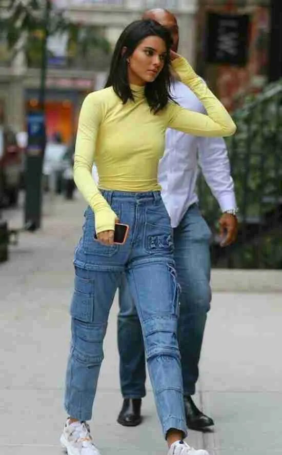 Look com calça cargo jeans.