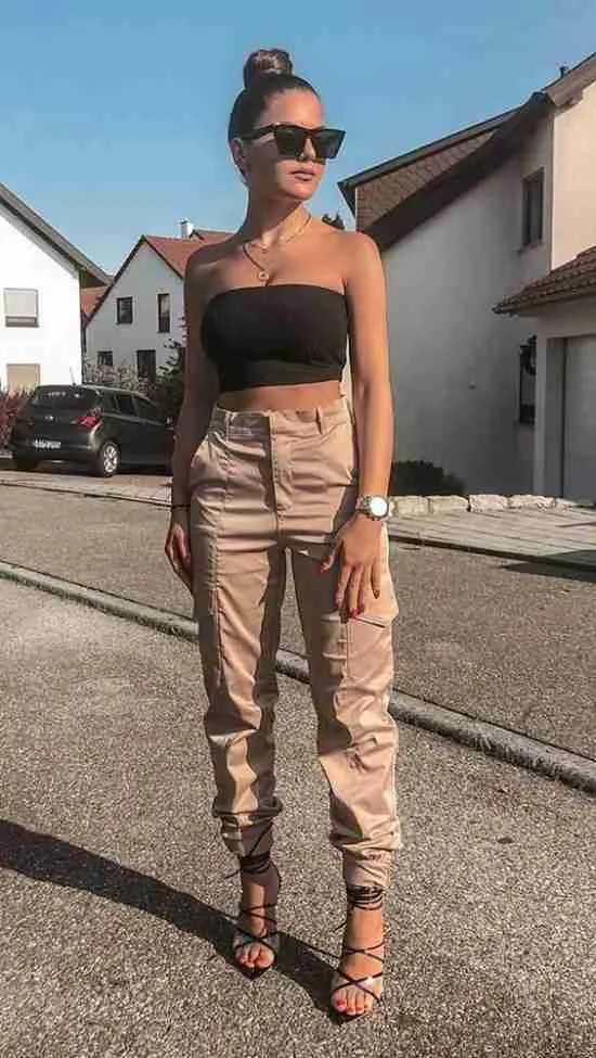 Look com calça cargo.