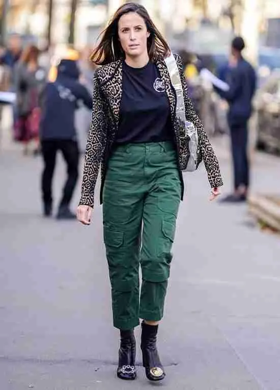 Calça cargo com blazer.