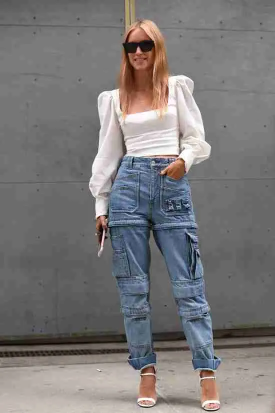 Look com calça cargo e top com mangas bufantes.