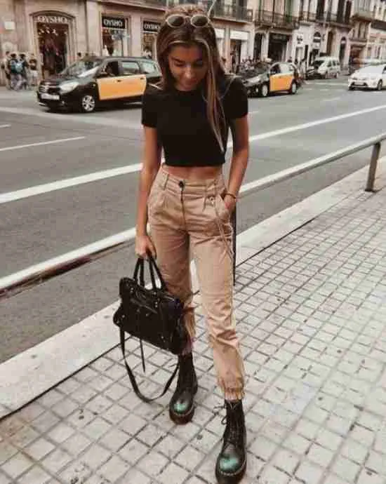 Look com calça cargo e blusa casual.