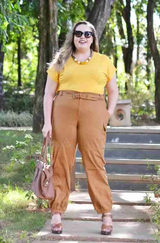 Look com calça cargo.