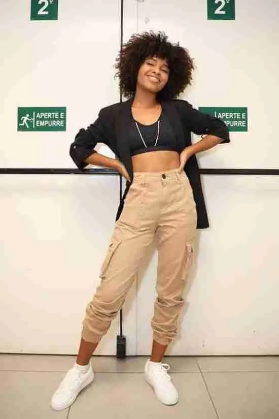 Look com calça cargo e tênis.