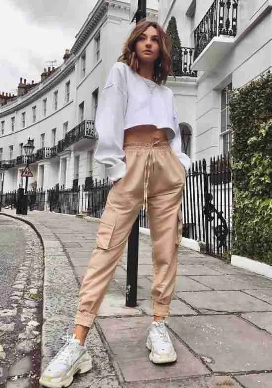 Look com calça cargo e top cropped.