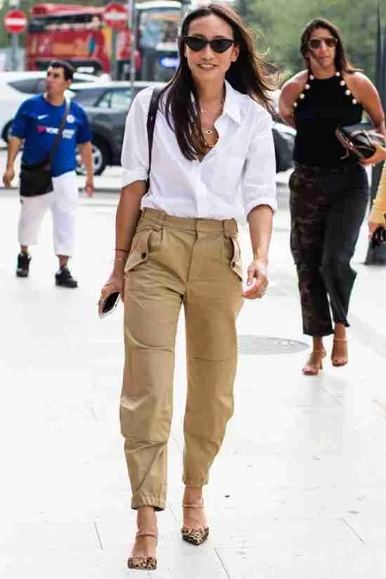 Look com calça cargo e camisa.