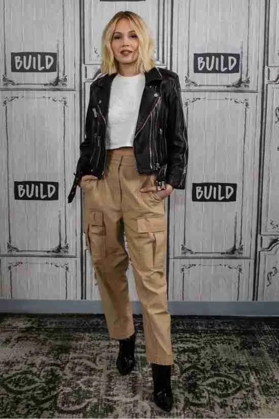 Look com calça cargo e jaqueta de couro.