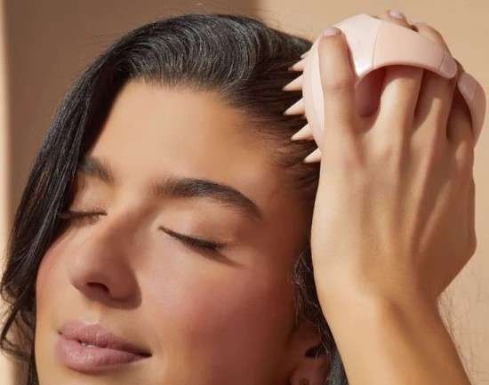 Como fazer massagem para estimular a raiz dos cabelos.