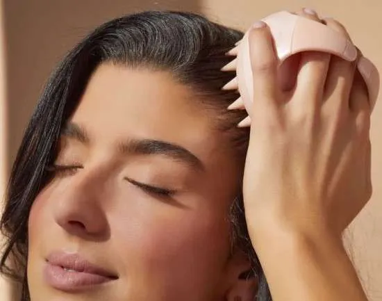 Como fazer massagem para estimular a raiz dos cabelos.