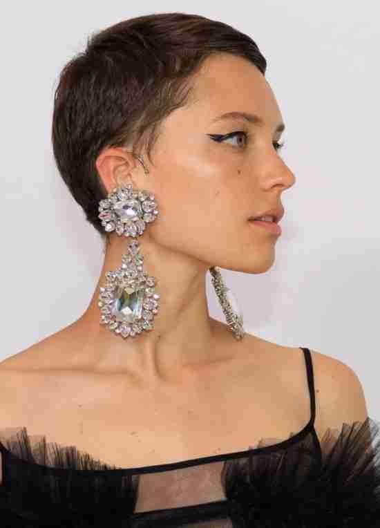 Brincos grandes look festa.