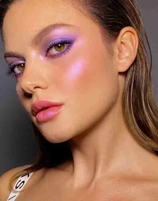 Maquiagens roxo.