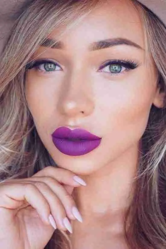 Maquiagens roxo.