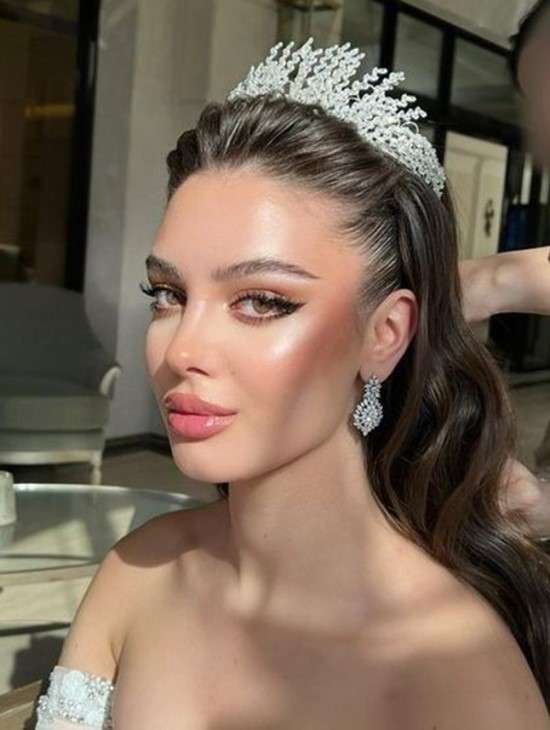 Penteado de noiva com coroa.