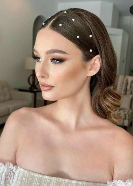 Penteado para noiva com pérolas pequenas.