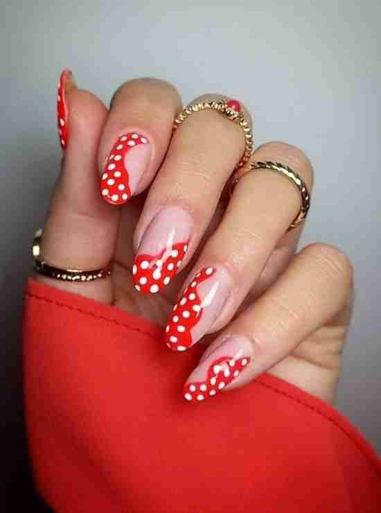 Unhas decoradas vermelhas.