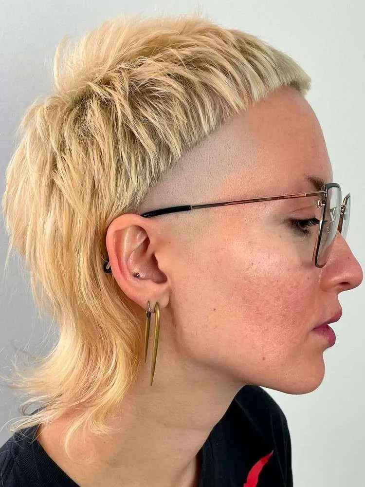 Corte de cabelo feminino raspado.