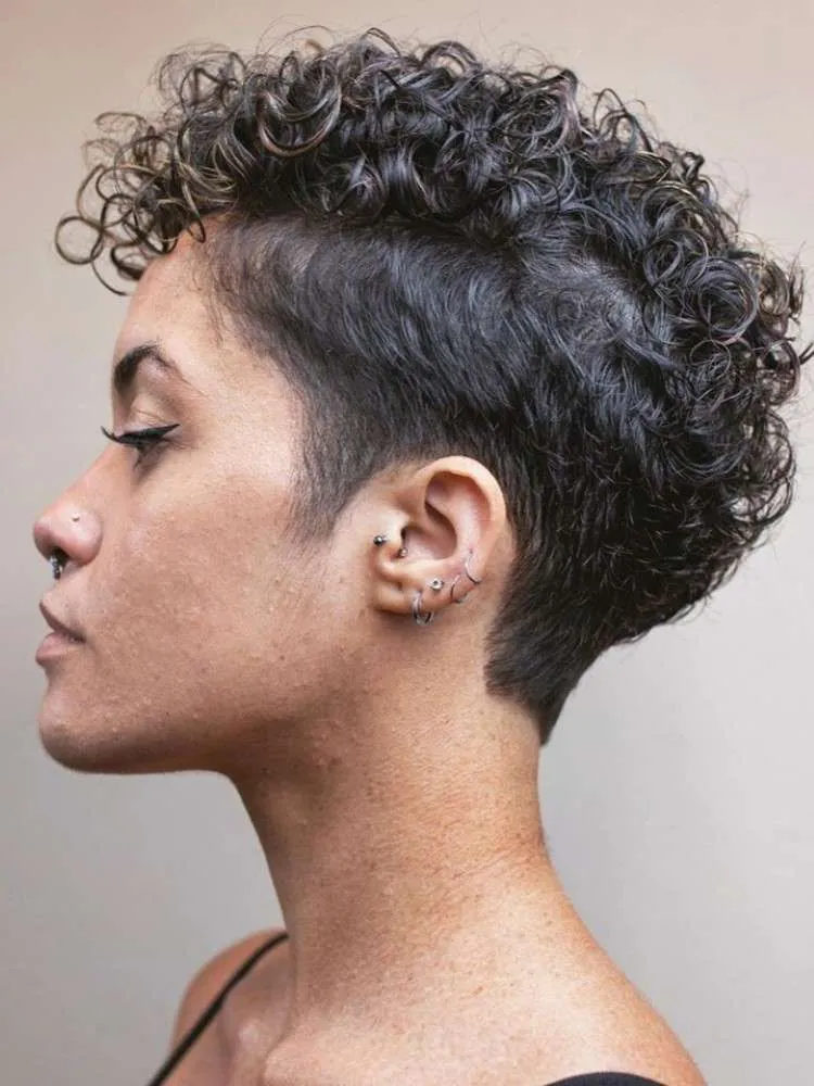 Corte curto feminino raspado cabelo cacheado.